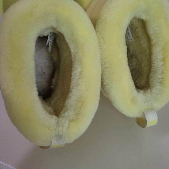 UGG Fluff Mini Quilted Yellow Boots Womans size 7 Barbie Core/Paris Hilton - Picture 6 of 7